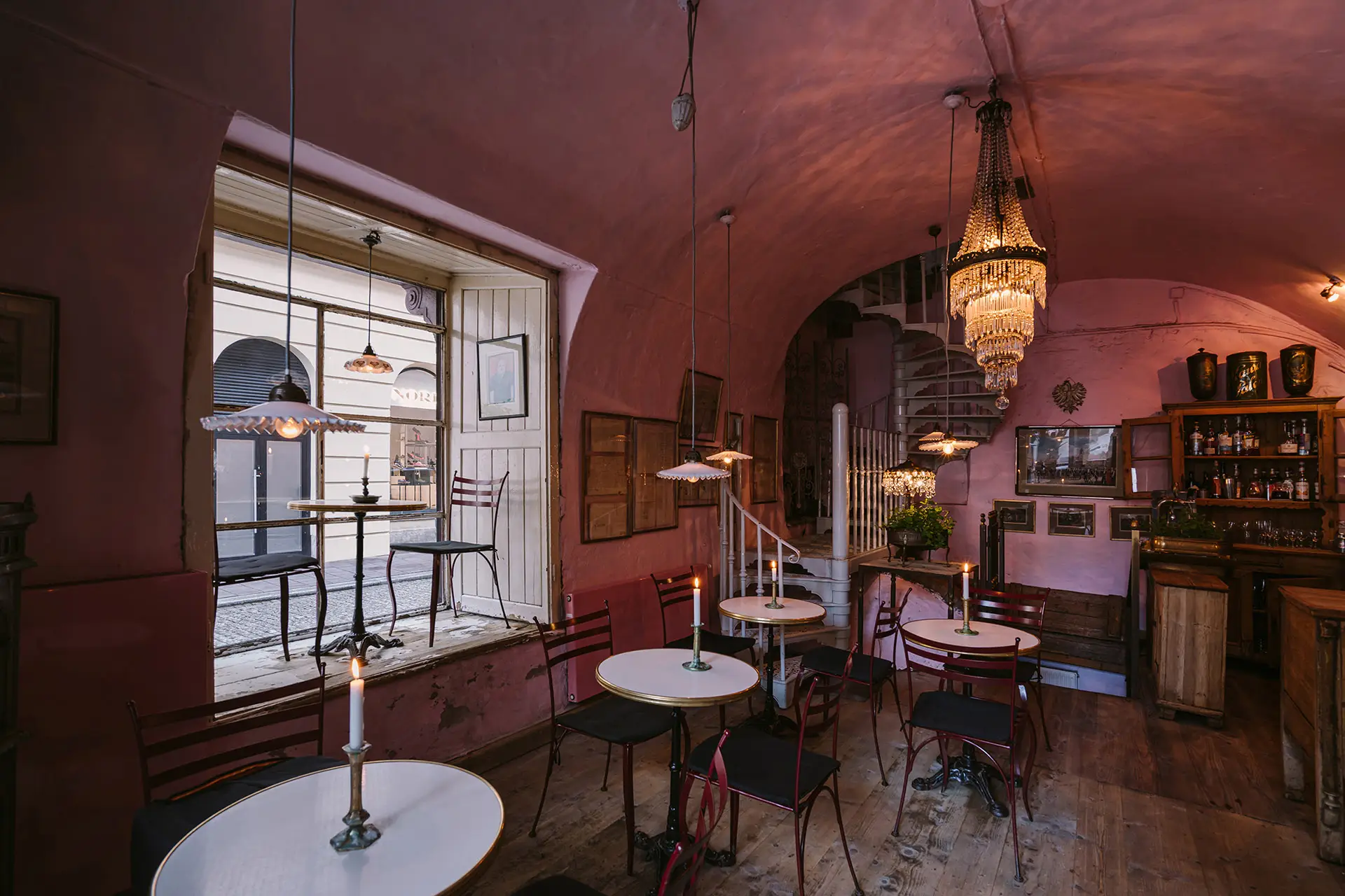Salle du Camelot Cafe sans masque sombre