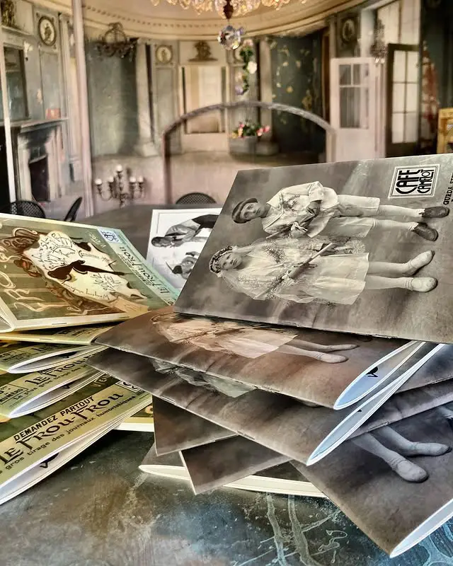 Photographies d’archive et papiers anciens sur une table