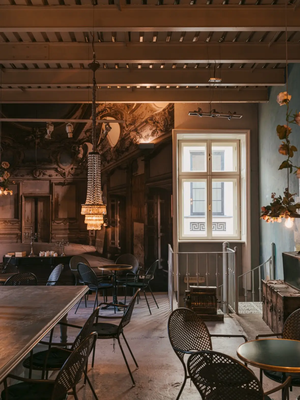 Salle historique du Camelot Cafe avec lustre et murs peints
